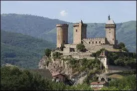 Une tour carrée et une tour ronde en font les fleurons de son château ariégeois.