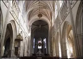 L'un des 3 chefs-lieux de la Basse-Normandie où vous pourrez déguster la fameuse sanguette où se mêlent les saveurs d'ail, de persil, de lardons associées au sang de volaille.