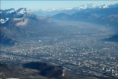 Si vous préférez son célèbre gâteau aux noix, alors il vous faut vous rendre à ----- en Isère.