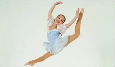 Qui portait un costume rose pâle quand elle a oublié son solo durant une compétition ?