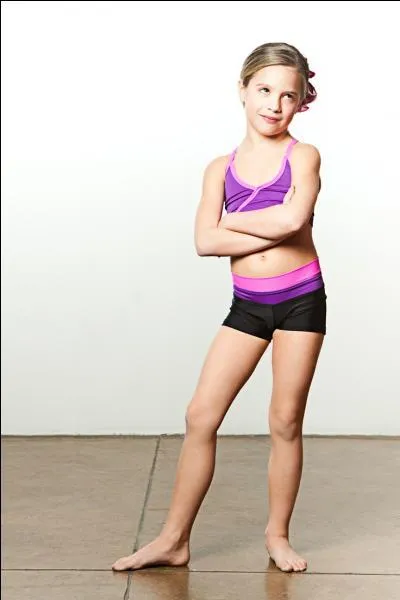 Laquelle des filles a une mère avec un doctorat ?