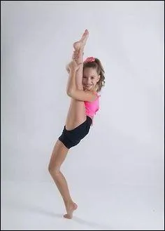 Laquelle des filles a un petit chien blanc ?