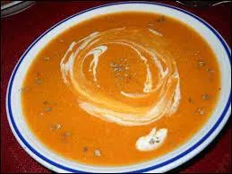 J'ai parlé d'une soupe automnale ; elle est veloutée et le fumet annonce qu'elle a été agrémentée par quelques lardons gentiment dorés. Quelle est sa base de préparation ?