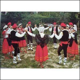 C'est la danse traditionnelle catalane. Les danseurs forment un cercle qui tourne lentement. D'autres personnes s'intègrent dans ce cercle qui s'agrandit, s'agrandit et se divise en plusieurs petits cercles.