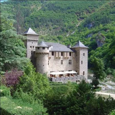 Une petite pause au château de La Caze situé dans un cadre sublime nous fera le plus grand bien, mais dans quel département sommes-nous ?