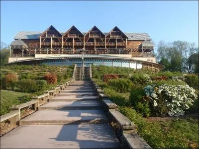 Pour soigner vos rhumatismes, je vous emmène dans un bourg de l'Aveyron près de Decazeville, quel est-il ?