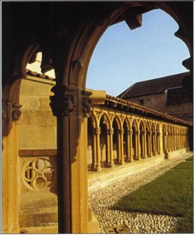 Dans quel département est situé Saint-Nizier-sous-Charlieu où nous découvrirons un joli cloître gothique en pierre blonde ?