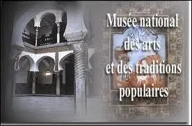 En quelle année situeriez-vous la toute première exposition de cartes postales qui eut lieu au Musée des Arts et Traditions Populaires à Paris ?