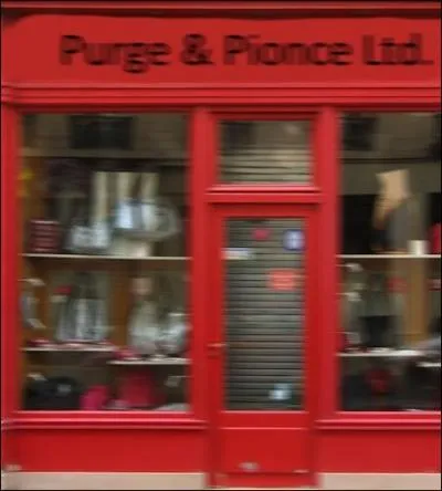 Après avoir déposé Madame Dumarais à Abergavenny, on the road again et cap sur Upper Street... Entre temps, j'ai juste eu le temps de prendre cette enseigne en photo :