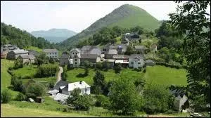 Petit village aquitain de 70 habitants, Etchebar se trouve dans le département ...
