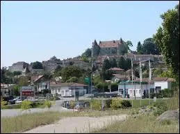 La commune picto-charentaise de Montmoreau-Saint-Cybard se situe dans le département ...