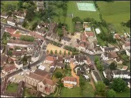Voici une vue générale de Neuilly-le-Réal. Commune auvergnate, elle se situe dans le département ...