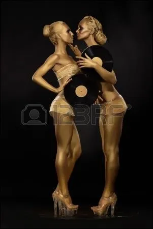 Qui chantait " Des visages dans des cheveux d'or qui oublient leur vertu, mais c'est pas vrai qu'ils ont l'air d'un conquistador ..... on se prend la main, des garçons au féminin ..." ?