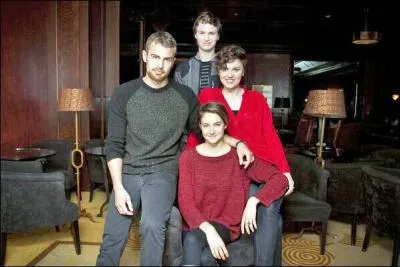 Question du livre 3, sans dévoiler la fin pour ceux qui n'auraient pas lu le dernier. 
L'instructeur de Tobias est-il réellement mort ?