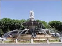 Je suis une confiserie faite d'une fine pâte de melon confit et d'amandes broyées ensemble, nappée de glace royale et posée sur un fond de pain azyme. Je suis d'origine de PACA, que suis-je ?