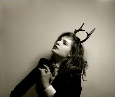 En quelle année se consacre-t-elle à son projet "Christine and the Queens" ?