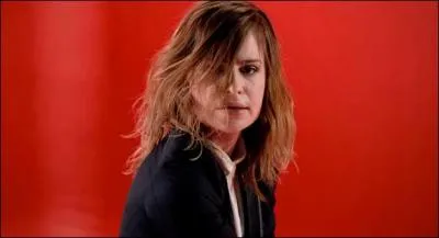 Sur quel titre peut-on la voir évoluer, accompagnée de trois danseurs ? (Clip Officiel) ?