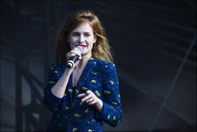 Quel est le nom de son premier album sorti en 2014 (disque d'or en octobre de la même année) ?