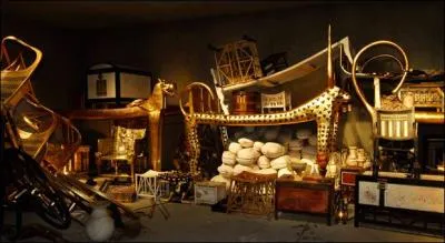 De nombreux objets de sa tombe étayent la thèse que ce pharaon était incapable de se déplacer seul, quels sont-ils ?