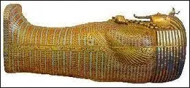 Combien pèse le cercueil intérieur en or massif lui-même emboîté dans deux sarcophages en bois revêtus de feuilles d'or ?