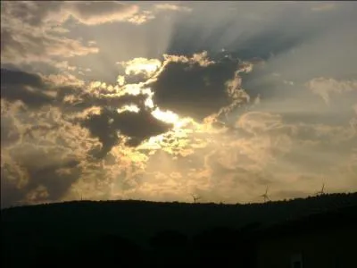 De qui sont les paroles "C'est comme un soleil dans le gris du ciel" ?