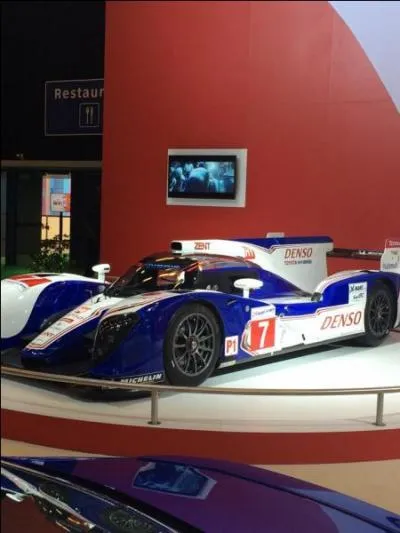 Cette voiture sport est faite par... et elle est... (Remplissez les pointillés)