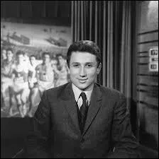 On finit ce quiz avec une personnalité qui a marqué l'histoire de la télévision. Trouvez le nom de cet animateur grâce à la photo.