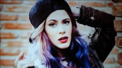 Dans quel pays et dans quelle ville vit-elle ?