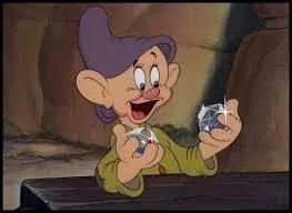 Ils sont sept, travaillent dans une mine, et adorent tous Blanche-Neige. Lequel de ces nains a pour nom "Dopey" dans la version originale du dessin animé ?