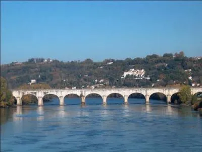 De ces quatre départements, lequel ne touche pas à celui du Lot-et-Garonne ?
