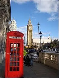 Comment s'appelle l'architecte qui a conçu les cabines téléphoniques rouges ?