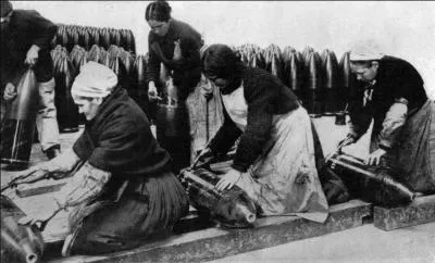 Qui travaillait principalement dans les usines pendant la guerre de 14-18 ? (en globalité)