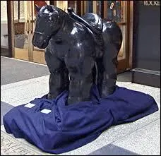 Rond, tout en courbes généreuses, souple en dépit du bronze qui le compose, voici un magnifique cheval réalisé par l'artiste...  ?