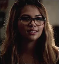 Qui joue le rôle de Mégane, la coloc d'Elena et Caroline ?