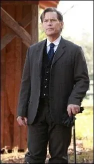 Qui joue le rôle du père de Stefan et Damon ?