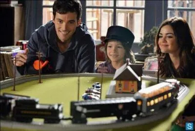 Comment se nomme le fils d'Ezra Fitz ?