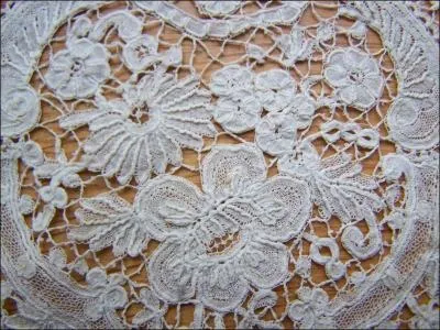 Que fait-elle avec le fil ?