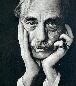 Ecrivain, poète et philosophe Paul ... succéda à Anatole France à L'Académie.
Il est inhumé à Sète au cimetière marin qu'il avait célébré dans un poème.