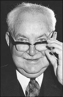 "Le bon usage" de Maurice ... (de nationalité belge) est une grammaire dont André Gide a dit qu'elle était la meilleure grammaire de langue française. Ce manuel a connu et connaît encore un énorme succès.