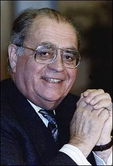 Homme politique, Pierre ... fut premier ministre sous la présidence de François Mitterrand.