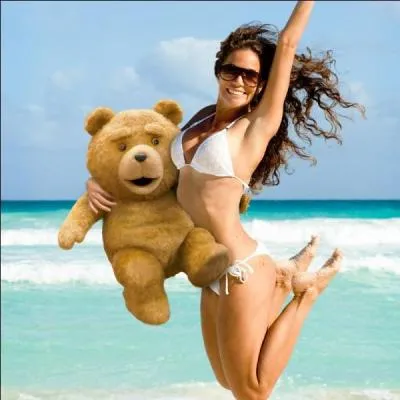 Quel est le nom du nounours qui accompagne cette jolie fille ?