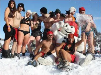 Avec quelle personnalité célèbre du carnaval, ces joyeux lurons prennent-ils un bain de neige ? (justement au carnaval de...)