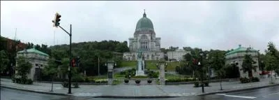 Quel est le nom du célèbre oratoire sur les flancs du Mont-Royal dont la construction commença en 1924 pour se terminer en 1967 ? (regardez attentivement la photo) Cet oratoire est le troisième plus grand au monde après celui de la basilique Notre-Dame de la Paix de Yamoussoukro et de la basilique Saint-Pierre de Rome.