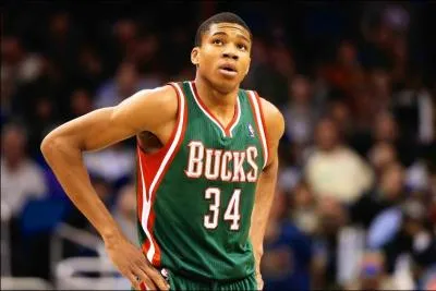 Passons au "Greak Freak" : Giannis Antetokounmpo, arrivé en NBA la saison dernière et évoluant chez les Bucks de Milwaukee. Lors de ce wek-end du All Star Game il disputera aussi le concours de dunk, quelle est la nationalité de ce jeune joueur ?