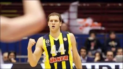 Voilà Bojan Bogdanovic né en Bosnie-Herzégovine, ce shooteur évoluait encore la saison dernière en Europe au Fenerbahce Ulker, mais dans quelle franchise NBA évolue-t-il depuis cette saison ?