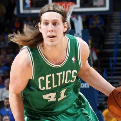 Voilà le viking des Boston Celtics : Kelly Olynyk, tournant à plus de 11 points de moyenne par match dans sa deuxième saison dans la ligue. Quelle est sa nationalité ?