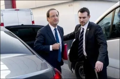 Les policiers chargés de la protection des personnes appartiennent au service de la protection (SDLP). Placé sous l'autorité directe de la direction générale de la police nationale (DGPN). Le groupe de sécurité du Président de la République porte l'acronyme...