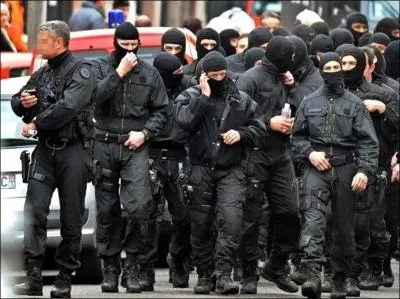 En quelle année le RAID et la BRI ont-ils collaborés étroitement pour la première fois pour des opérations simultanées avec le GIGN ?