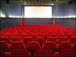 La glace que l'on aime déguster dans les salles de cinéma a, le plus souvent, la forme d'un...  ?