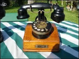 Dans quelle décennie voit-on apparaître le téléphone à cadran ?